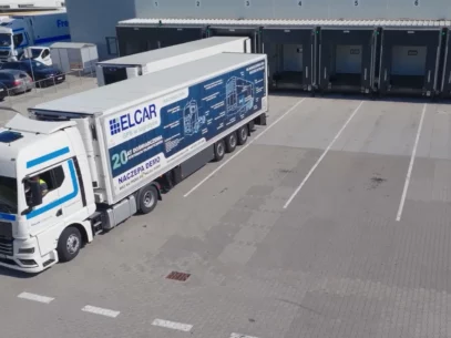 Ciężarówka z naczepą podjeżdża do doku. Centrum dystrybucyjne.