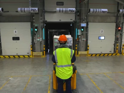 Bezpieczny załadunek na rampie.