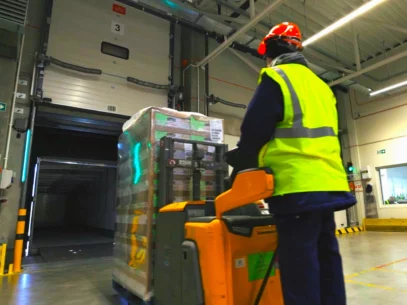 Załadunek towaru, centrum dystrybucyjne