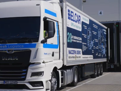 Ciężarówka podstawiająca się pod drzwi rampy załadunkowej w centrum dystrybucyjnym.